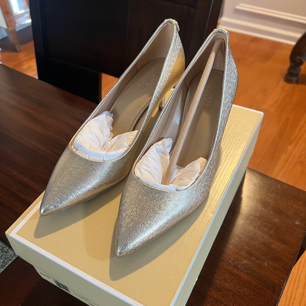 Michael Kors Kitten Heels Pump - Pale Gold
